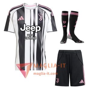 Maglia Juventus Prima 2025/2026 - Completa (Pantaloncini + Calzini)